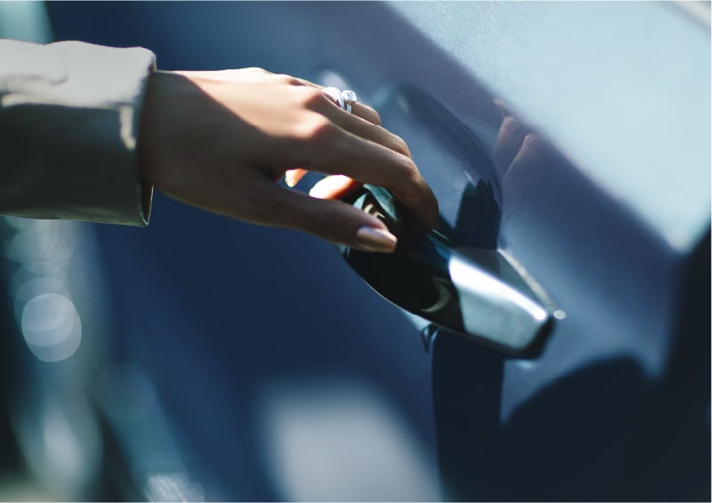 A hand gracefully grips the Light Touch Handle of a 2023 Lincoln Aviator® SUV to demonstrate its ease of use | Bluebonnet Motors Lincoln in New Braunfels TX