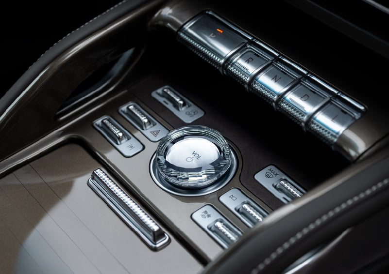 A crystal-inspired volume knob is shown in the center floor console of a 2024 Lincoln Nautilus® SUV. | Bluebonnet Motors Lincoln in New Braunfels TX