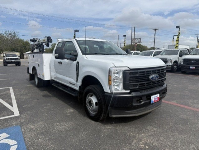 2025 Ford Super Duty F-350 DRW Crane XL