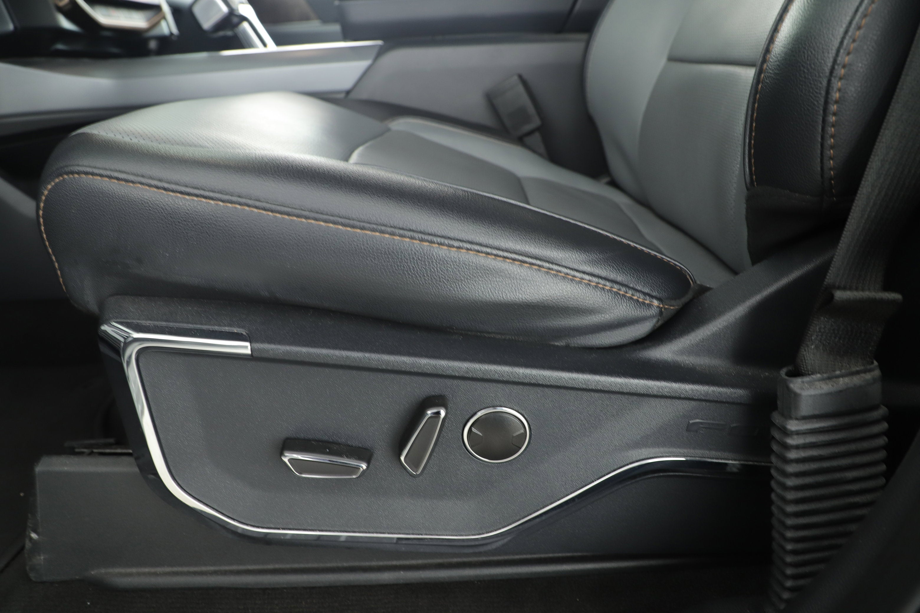 2023 Ford F-150 Lightning Base