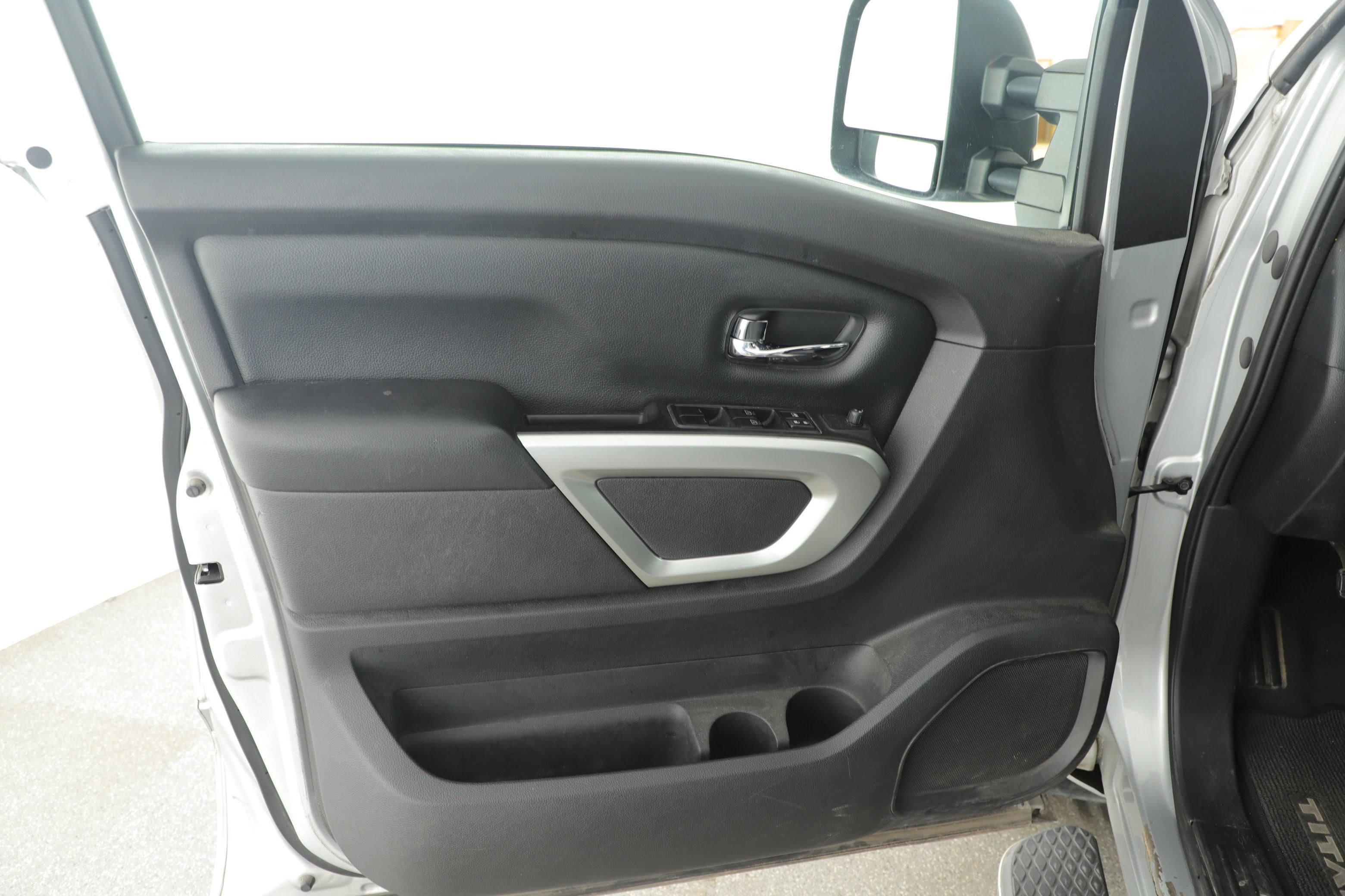 2017 Nissan Titan SV