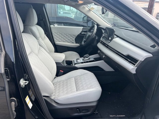 2024 Mitsubishi Outlander Base