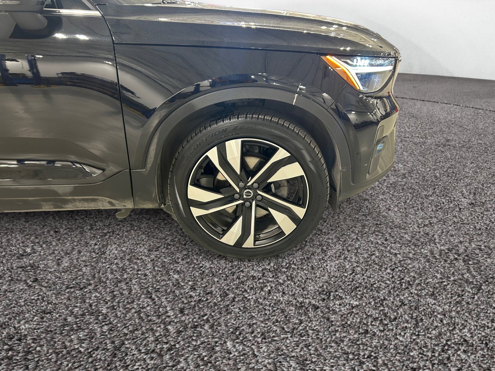 2023 Volvo XC40 Ultimate Bright Theme