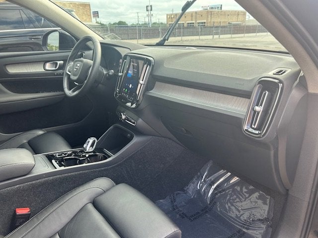 2023 Volvo XC40 Ultimate Bright Theme
