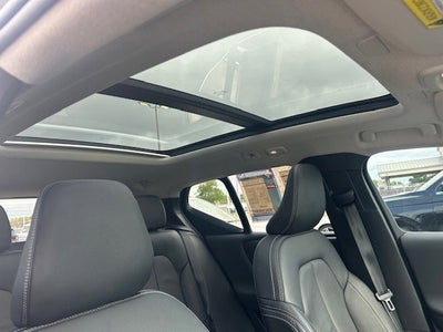2023 Volvo XC40 Ultimate Bright Theme