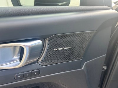 2023 Volvo XC40 Ultimate Bright Theme