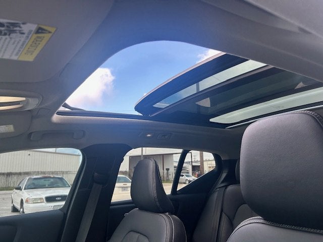 2023 Volvo XC40 Ultimate Bright Theme