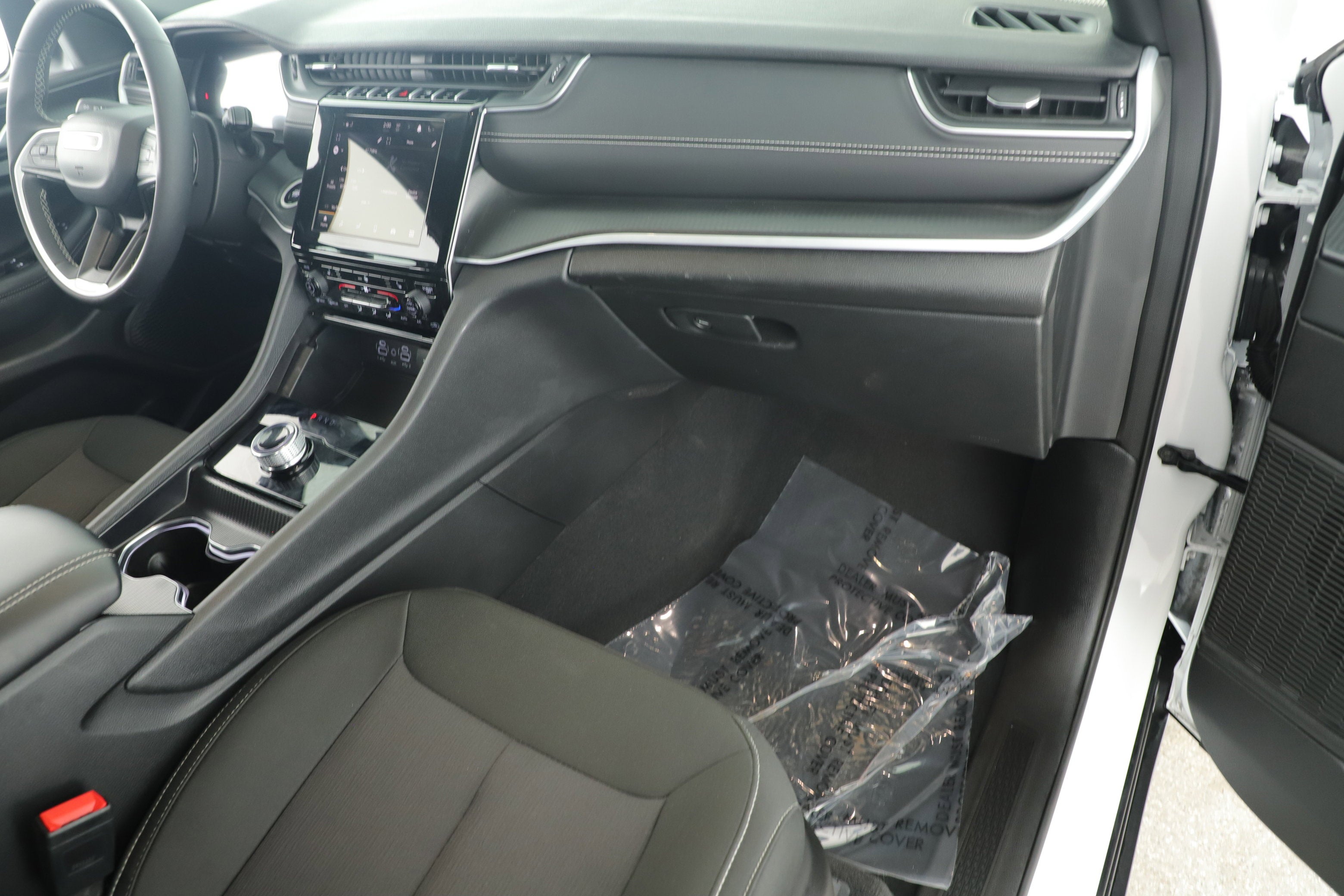 2024 Jeep Grand Cherokee Laredo 4x2