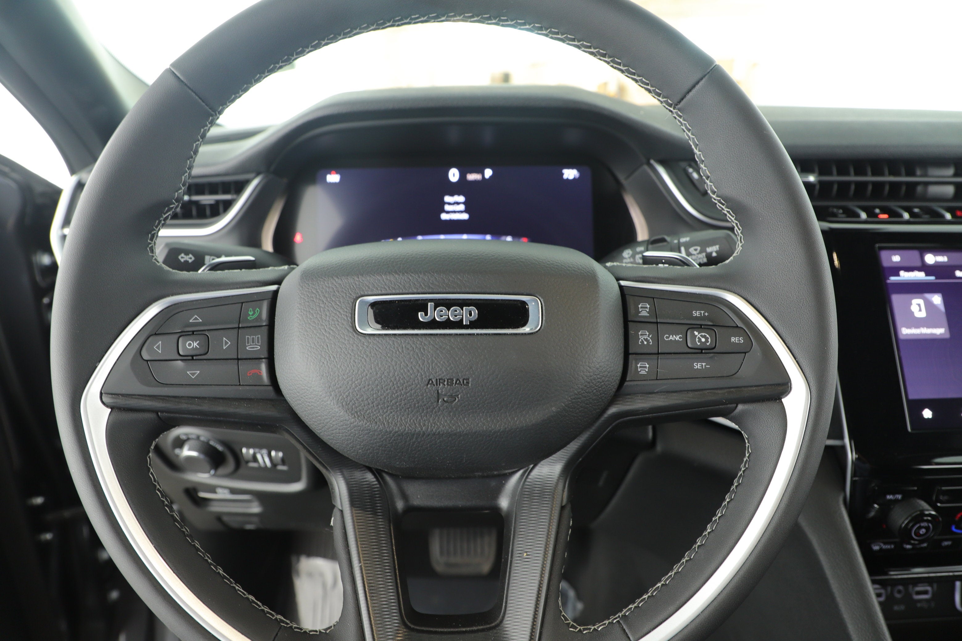 2025 Jeep Grand Cherokee Laredo 4x2