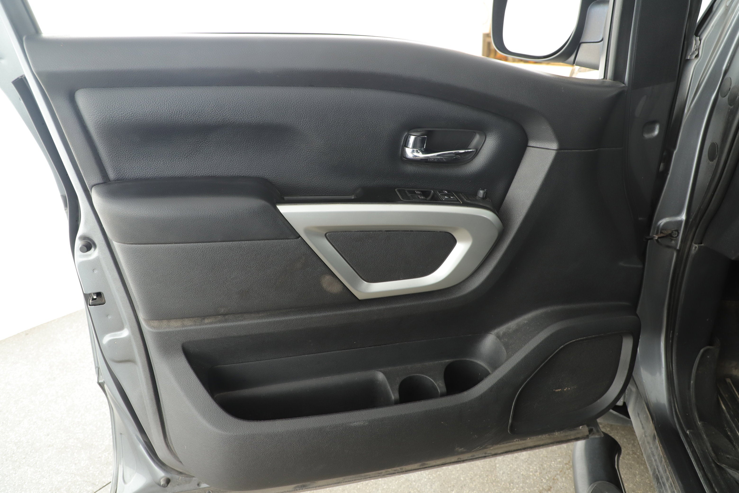 2017 Nissan TITAN SV