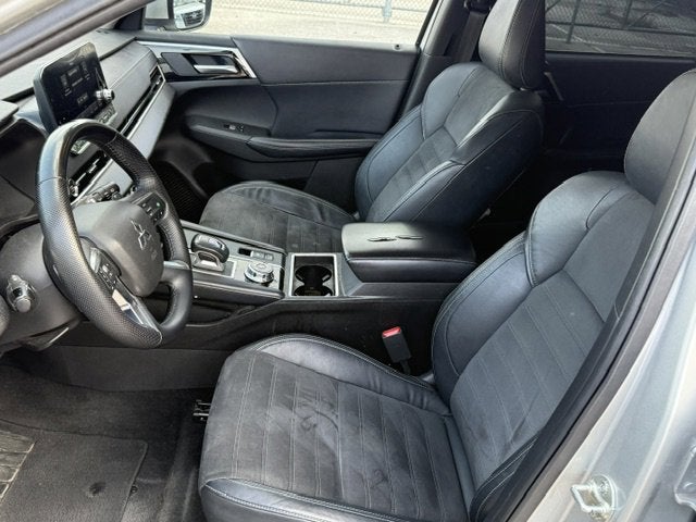 2023 Mitsubishi Outlander Base