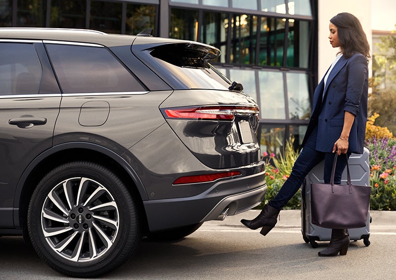 A woman with her hands full uses her foot to activate the available hands-free liftgate. | Bluebonnet Motors Lincoln in New Braunfels TX