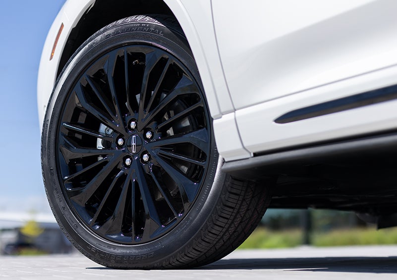 The stylish blacked-out 20-inch wheels from the available Jet Appearance Package are shown. | Bluebonnet Motors Lincoln in New Braunfels TX