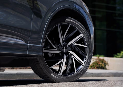 The wheel of the 2026 Lincoln Aviator® SUV is shown slightly angled out | Bluebonnet Motors Lincoln in New Braunfels TX