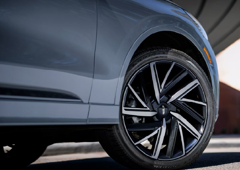 The wheel of the 2027 Lincoln Aviator® Black Label™ SUV is shown slightly angled out. | Bluebonnet Motors Lincoln in New Braunfels TX