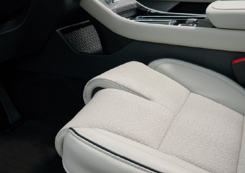 The front passenger Perfect Position seat is shown with the thigh extender adjusted.| Bluebonnet Motors Lincoln in New Braunfels TX